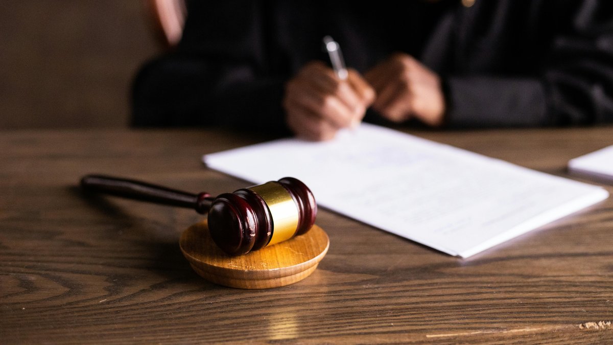 alt="À qui confier la traduction de vos avis juridiques pour garantir précision et sécurité juridique"