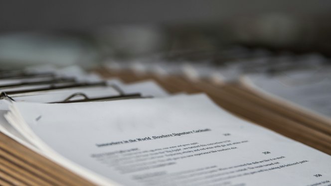 alt="Doit-on traduire une assignation pour une procédure judiciaire internationale ou transfrontalière"
