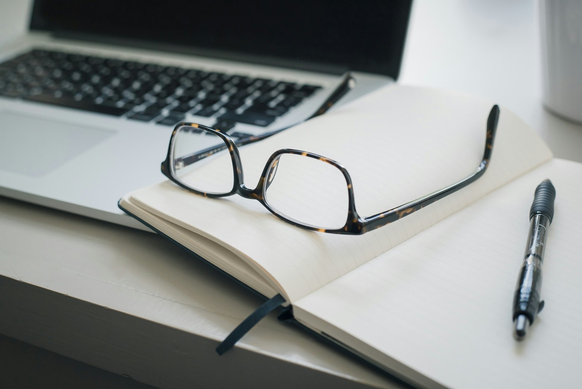 alt="Traducteur spécialisé en documents juridiques et financiers - contrats, bilans, brevets"
