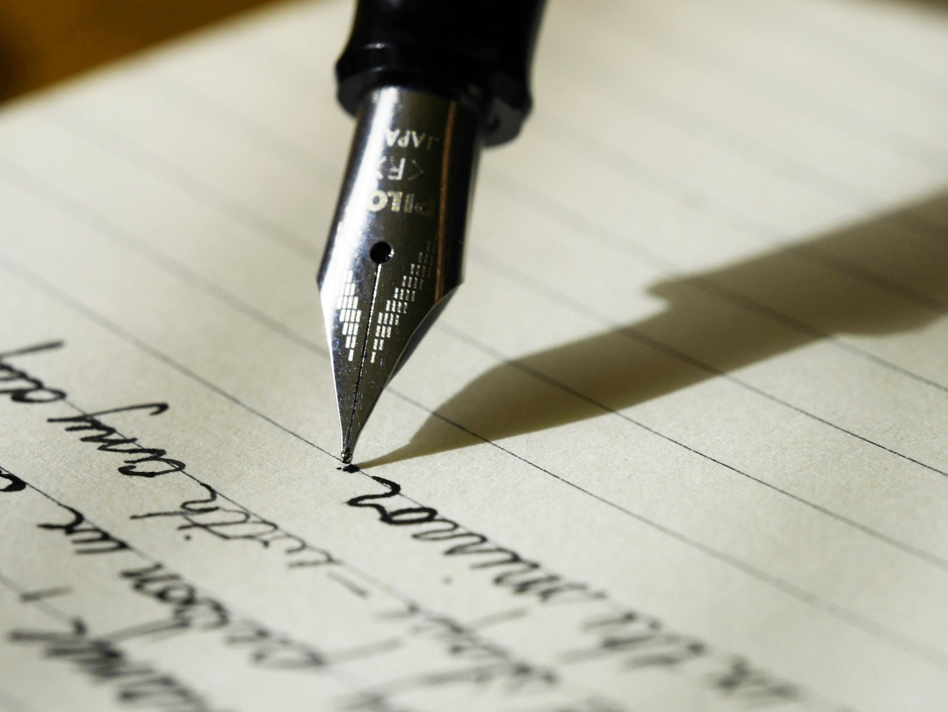alt="Traduction assermentée de documents officiels par un traducteur juré auprès d'une Cour d'Appel"