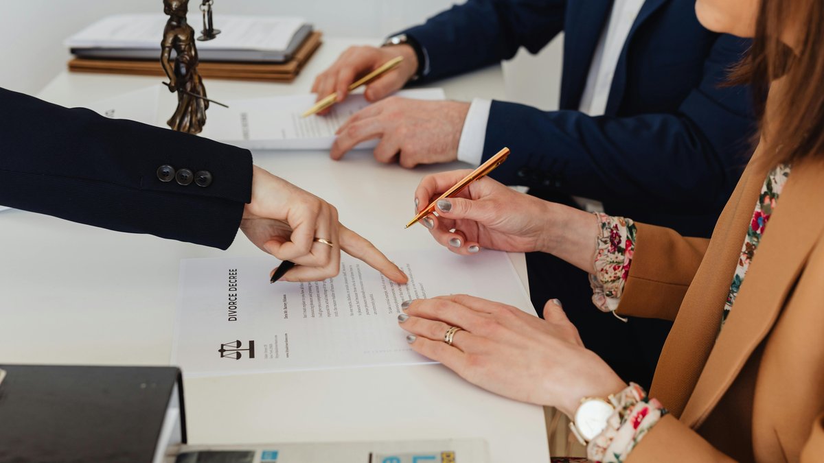 alt="Comment traduire un jugement pour une procédure judiciaire ou administrative à l'international"