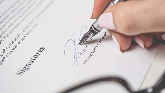 alt="Faut-il traduire un contrat de partenariat commercial international pour sécuriser les relations d'affaires"