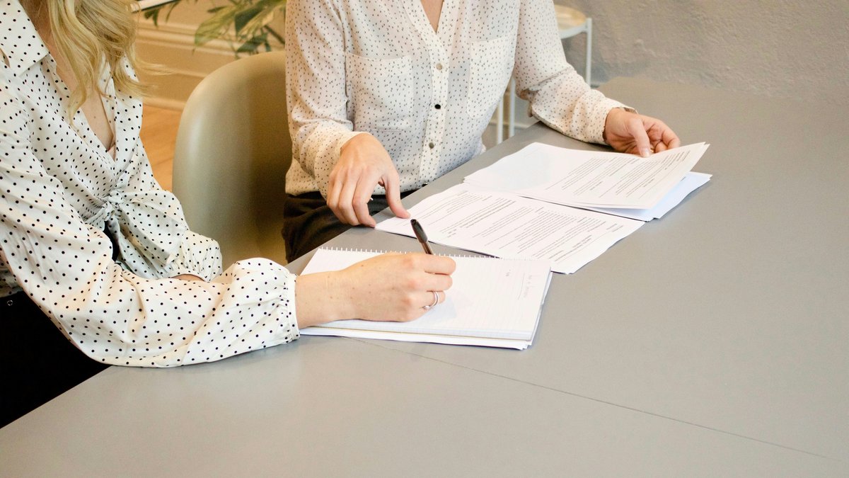 alt="Comment traduire un contrat pour garantir sa validité et sa compréhension à l'international"